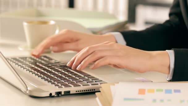 Großaufnahme Von Managerhänden Die Auf Einem Schreibtisch Büro Laptop Tippen — Stockvideo