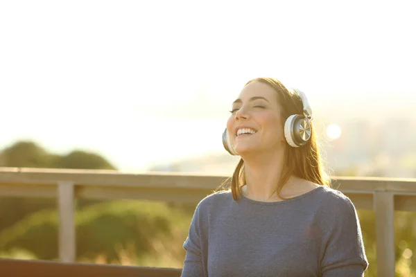 Счастливая Уверенная Девушка Наслаждается Прослушиванием Музыки Наушниках Закате Парке — стоковое фото