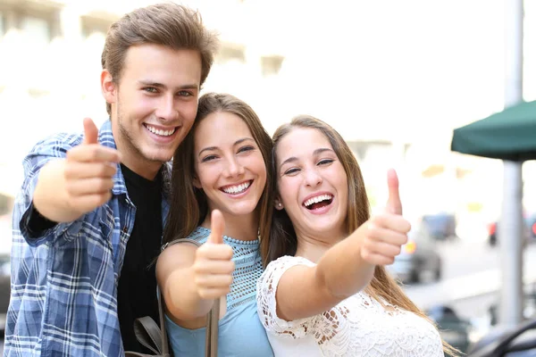 Felice Gruppo Tre Amici Con Pollici Sorrisi Perfetti Guardando Fotocamera — Foto Stock