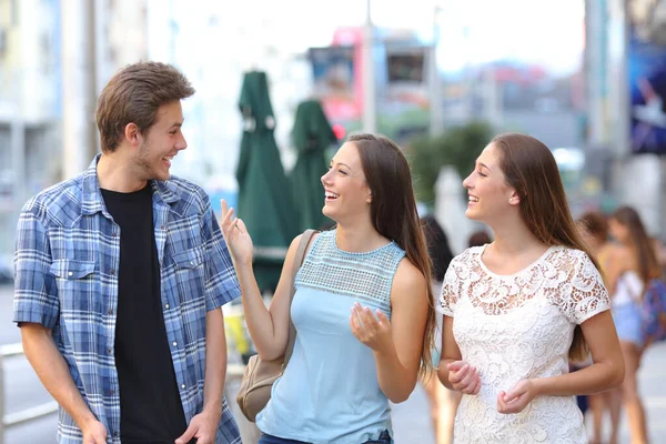 Χαρούμενη Ομάδα Τριών Φίλων Που Γελούν Και Μιλάνε Στο Δρόμο — Φωτογραφία Αρχείου