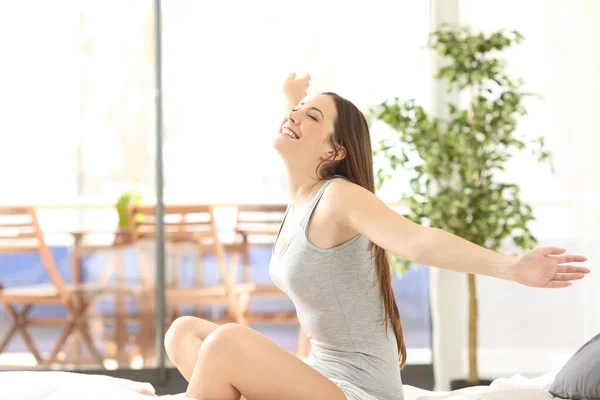 Femme Heureuse Réveillant Bras Tendus Assis Dans Lit Maison — Photo