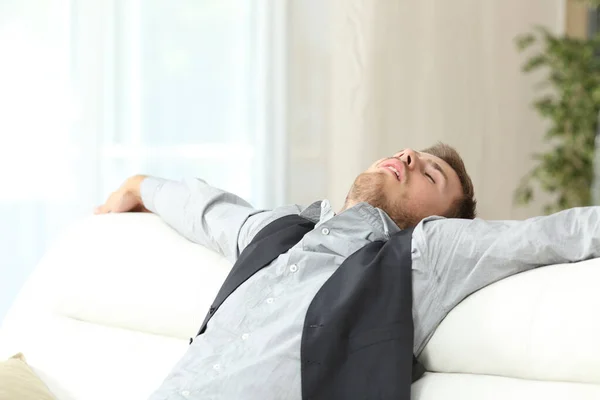 Hombre Ejecutivo Cansado Durmiendo Después Duro Día Trabajo Sentado Sofá —  Fotos de Stock