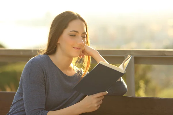 Mujer Relajada Leyendo Libro Tapa Dura Atardecer Sentada Banco Del —  Fotos de Stock