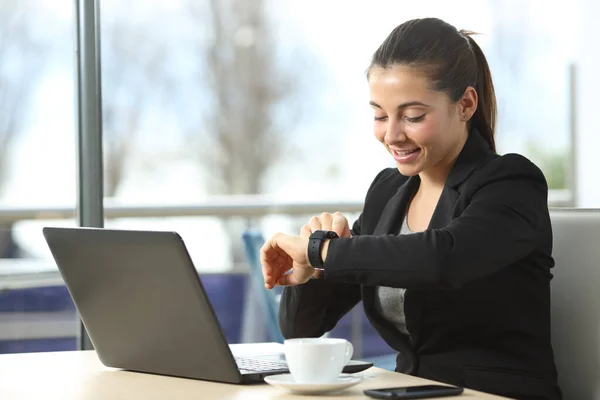 Mujer Emprendedora Feliz Revisando Smartwatch Sentado Una Cafetería — Foto de Stock