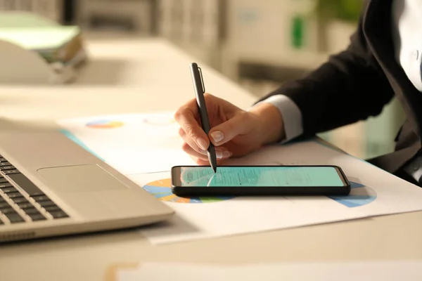 Close Van Executive Vrouw Handen Invullen Van Formulier Met Stylus — Stockfoto