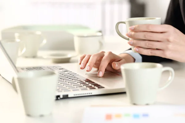 Primo Piano Mani Donna Esecutiva Sovraccarico Lavoro Prendendo Bevanda Caffeina — Foto Stock