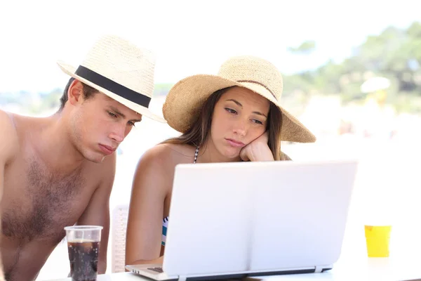 Turistas Frustrados Recibiendo Malas Noticias Portátil Sentado Restaurante Playa —  Fotos de Stock