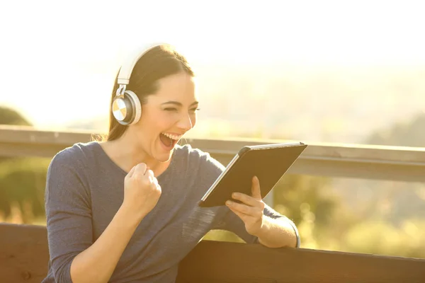 Ragazza Eccitata Con Cuffie Tablet Che Celebra Notizie Tramonto Parco — Foto Stock