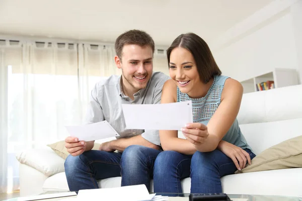 Pareja Joven Feliz Mirando Comprobando Facturas Sofá Casa — Foto de Stock