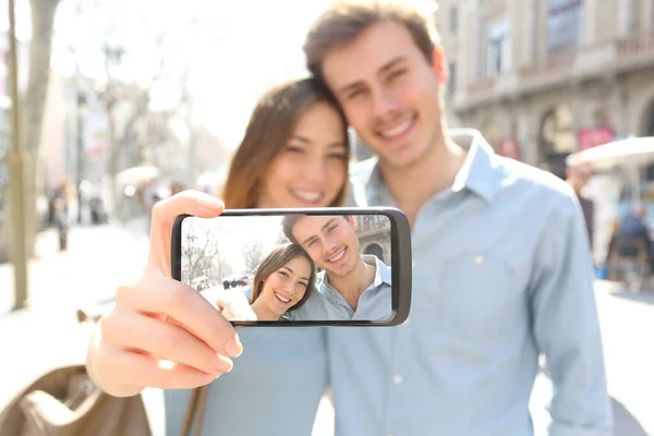 Pareja Feliz Tomando Selfie Mostrando Pantalla Teléfono Inteligente Blanco Posando — Foto de Stock