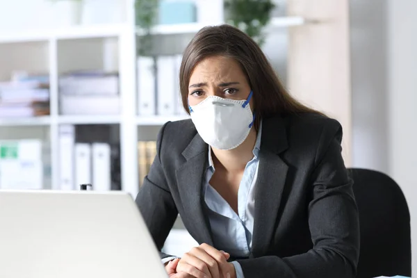 Koruyucu Maske Takan Üzgün Yönetici Kadın Ofisteki Bir Masaya Bakıyor — Stok fotoğraf