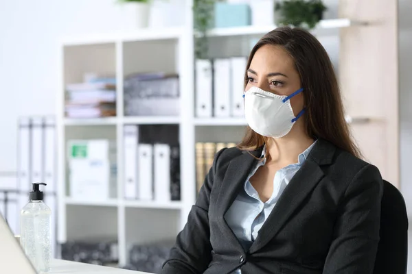 Koruyucu Maske Takan Düşünceli Bir Yönetici Kadın Ofisten Dışarı Bakıyor — Stok fotoğraf