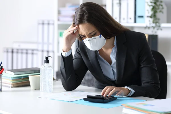 Contable Preocupado Con Máscara Protectora Mirando Calculadora Escritorio Oficina —  Fotos de Stock