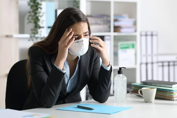 Besorgte Managerin Mit Schutzmaske Telefoniert Mit Smartphone Büro — Stockfoto