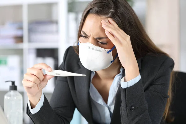 Besorgte Managerin Mit Schutzmaske Schaut Büro Auf Thermometer Ergebnisse — Stockfoto