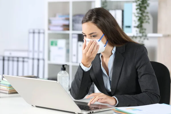 Ejecutiva Exponiéndose Contagio Tocando Máscara Protectora Trabajando Oficina —  Fotos de Stock