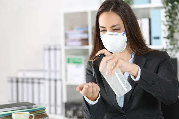 Ofisteki Bir Masada Dezenfektanı Kullanan Koruyucu Maskeli Bir Kadın — Stok fotoğraf