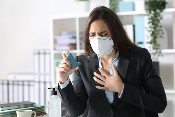 Führungskraft Trägt Schutzmaske Mit Asthmaanfall Und Inhalator Berührt Brust Büro — Stockfoto