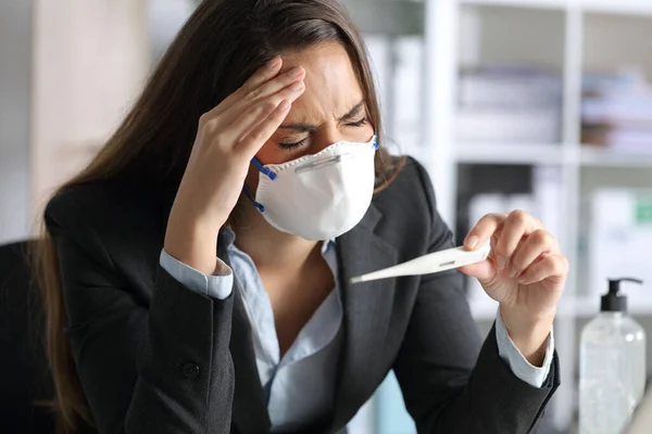 Close Executive Woman Headache Holding Thermometer Wearing Mask Desk Office — Stock Photo, Image