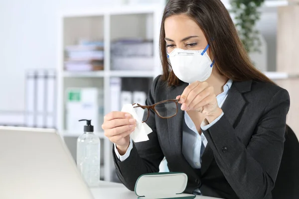 Führungskraft Mit Schutzmaske Putzbrille Mit Desinfektionsmittel Auf Einem Schreibtisch Büro — Stockfoto