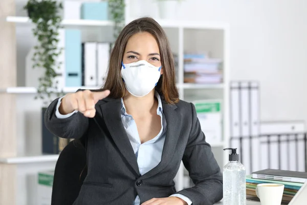 Vista Frontal Mujer Ejecutiva Con Máscara Protectora Apuntando Usted Oficina — Foto de Stock