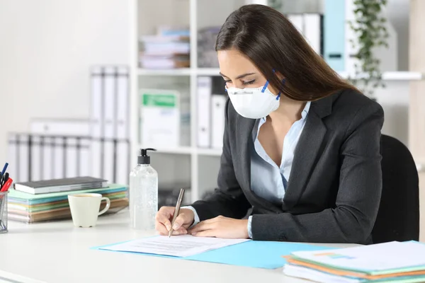 Mujer Ejecutiva Con Máscara Protectora Evitando Que Coronavirus Firme Contrato — Foto de Stock