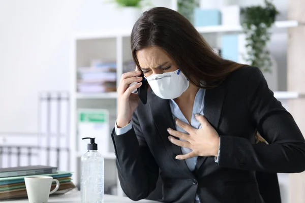 Mujer Ejecutiva Enferma Con Máscara Sosteniendo Pecho Llamando Teléfono Inteligente —  Fotos de Stock