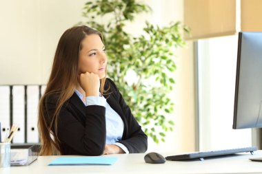 Ciddi bir ofis çalışanı pencereden dışarı bakmayı düşünür. 