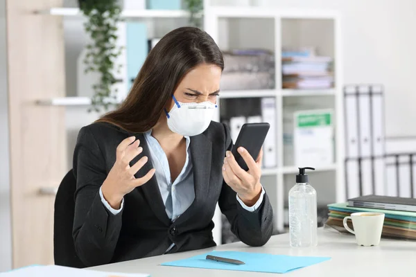 Öfkeli Yönetici Kadın Akıllı Bir Telefona Bakıyor Maskesiyle Ofisteki Bir — Stok fotoğraf