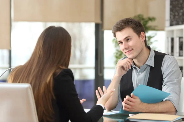 Empresários Satisfeitos Conversando Durante Uma Entrevista Sentados Escritório — Fotografia de Stock