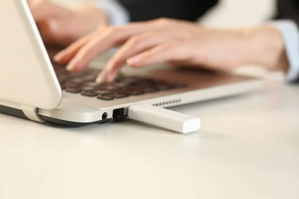 Close Van Executive Vrouw Handen Typen Laptop Met Pendrive Aangesloten — Stockfoto