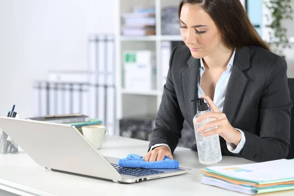 Vorstandsfrau Desinfiziert Laptop Mit Desinfektionsmittel Und Tuch Auf Schreibtisch Büro — Stockfoto