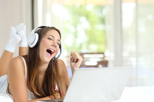 Happy Girl Headphones Singing Listening Music Laptop Lying Bed Home — Stock Photo, Image