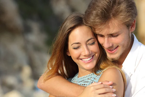 Szczęśliwa Para Flirtuje Podczas Pierwszej Randki Świeżym Powietrzu Przytulając Się — Zdjęcie stockowe