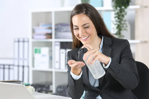 Glückliche Führungskraft Mit Händedesinfektionsmittel Aus Flaschenspender Büro — Stockfoto