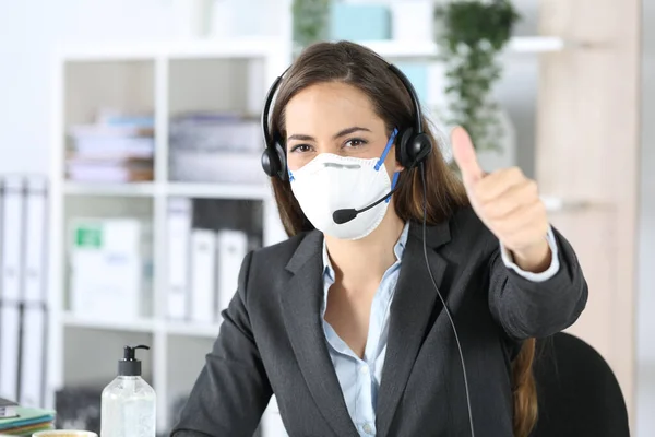 Ofiste Maske Takmış Kameraya Bakmayan Mutlu Pazarlamacı Kadın — Stok fotoğraf