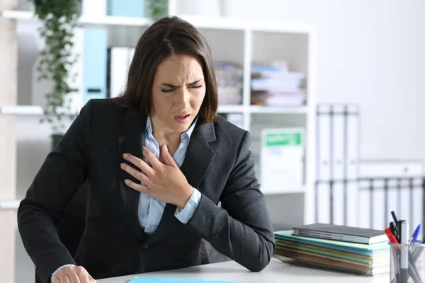 Irriterande Verkställande Kvinna Kvävs Och Väsande Andning Håller Bröstet Sitter — Stockfoto