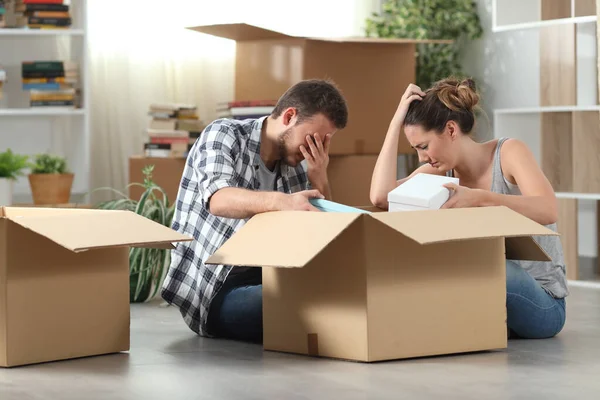 Dois Inquilinos Despejados Tristes Movendo Pertences Boxe Casa Sentados Chão — Fotografia de Stock