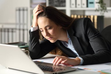 Çok çalışan yönetici kadın gece ofisinde masasında uyuyakalıyor.
