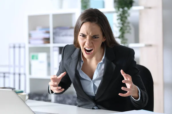 Ofisteki Masasında Oturan Kızgın Yönetici Kadın Kameraya Bakıyor — Stok fotoğraf