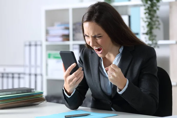 Wanita Eksekutif Yang Marah Membaca Berita Buruk Telepon Pintar Duduk — Stok Foto