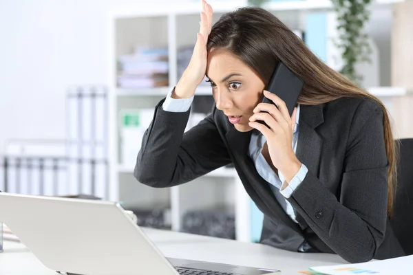 Sorprendida Ejecutiva Llamando Teléfono Inteligente Descubre Error Portátil Sentado Escritorio — Foto de Stock