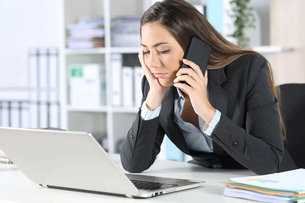 Ejecutiva Aburrida Llamando Por Teléfono Inteligente Esperando Espera Sentada Escritorio —  Fotos de Stock