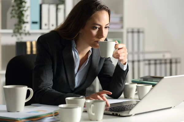 Mujer Ejecutiva Con Exceso Trabajo Que Necesita Cafeína Tomando Varias —  Fotos de Stock