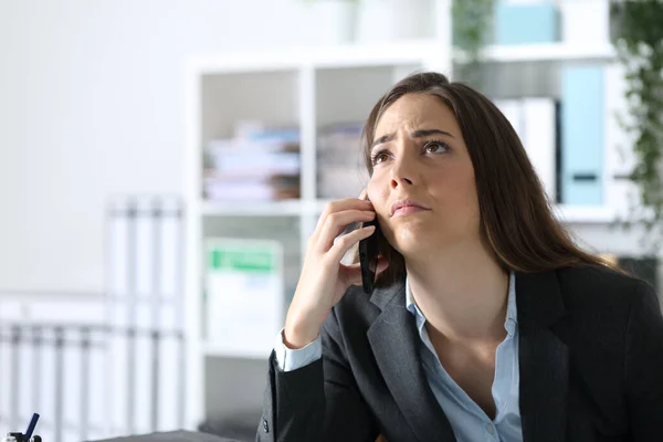 Mulher Executiva Impaciente Ligando Telefone Inteligente Olhando Para Escritório — Fotografia de Stock