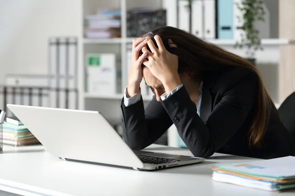 Mulher Executiva Triste Com Laptop Reclamando Sentado Sua Mesa Escritório — Fotografia de Stock