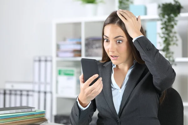 Mujer Ejecutiva Sorprendida Cometiendo Error Teléfono Inteligente Sentado Oficina —  Fotos de Stock