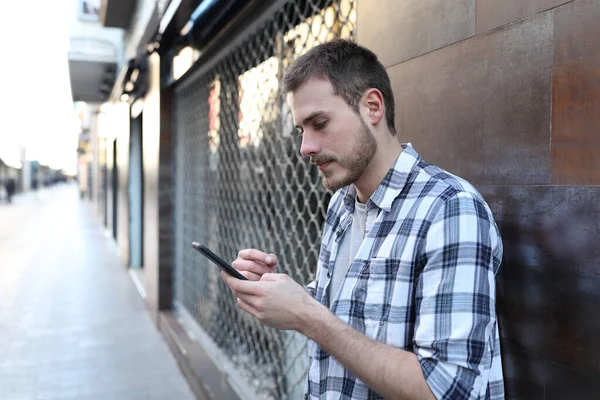 Ritratto Laterale Uomo Serio Che Utilizza Uno Smartphone Una Strada — Foto Stock