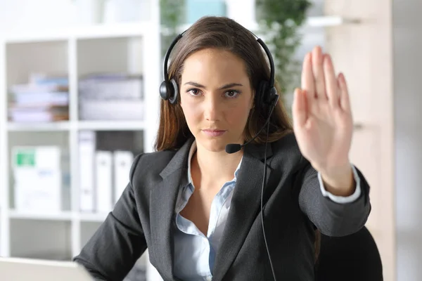 Kulaklık Takan Ciddi Bir Pazarlamacı Kadının Görüntüsü Ofiste Oturmayı Bırakır — Stok fotoğraf