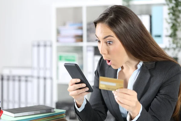 Meglepő Hogy Egy Okos Telefonnal Fizet Hitelkártyával Íróasztalán Ülve Irodában — Stock Fotó